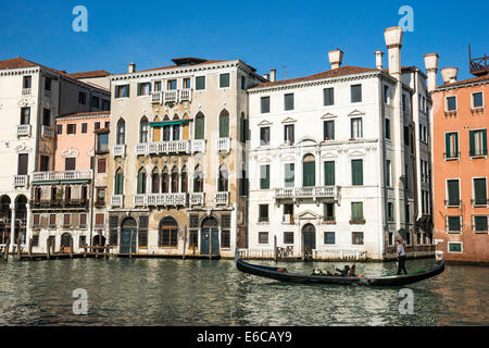 Eine Gondel Stöcke elegant Plazzos entlang des Canal Grande in Venedig. Stockfoto