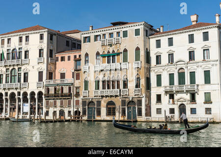 Eine Gondel Stöcke elegant Plazzos entlang des Canal Grande in Venedig. Stockfoto