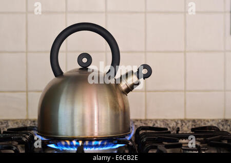 Teekanne Wasserkocher auf Gas Ofen Brenner Stockfoto