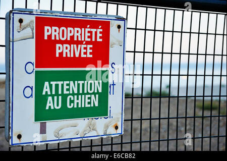 Französische Private Property Zeichen und Warnung vor dem Hunde Stockfoto