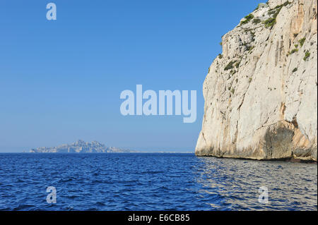 Calanques Klippen im Mittelmeer, Insel Riou im Hintergrund, Marseille, Frankreich, Europa Stockfoto