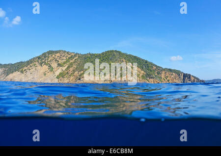 Insel und Wasseroberfläche (split Shot), halb unter Wasser, Port-Cros Insel, Var, Provence, Frankreich Stockfoto