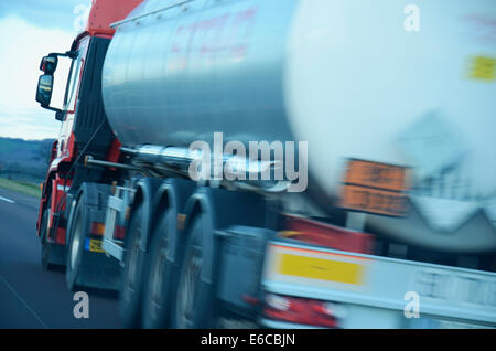 Rasende LKW LKW fahren auf der Autobahn, Frankreich Stockfoto