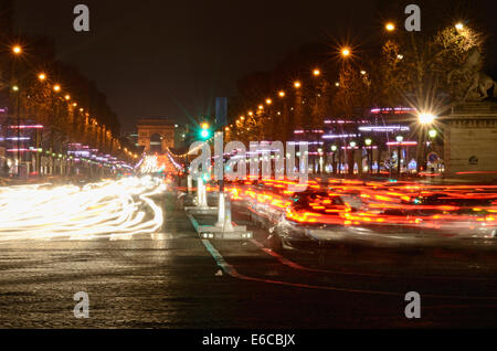 Champs-Elysées und Arc de Triomphe mit Weihnachtsbeleuchtung, Nacht, Paris, Frankreich, Europa Stockfoto