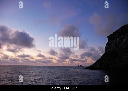 Darwins Arch und Darwin Insel, bei Sonnenuntergang, Galapagos-Inseln, Ecuador, Südamerika Stockfoto