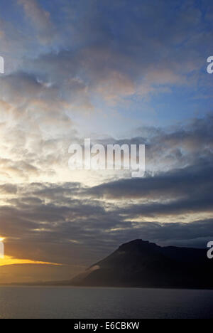 Sonnenaufgang auf einer vulkanischen Insel Punta Vicente Roca / Isabela Island, Galapagos-Inseln, Ecuador, Südamerika Stockfoto