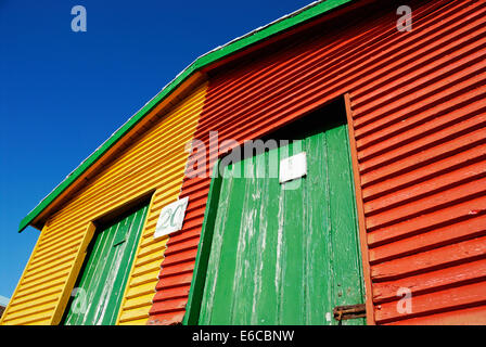 Bunte Strandhäuschen auf Muizenberg Beach, South Western Cape, Südafrika Stockfoto