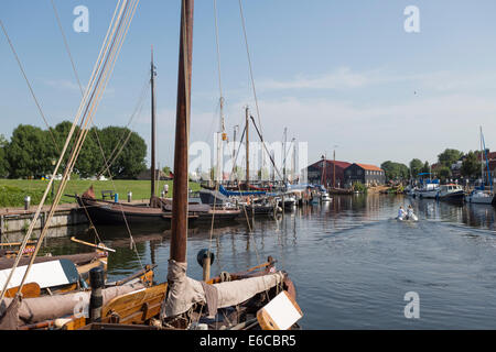 Hafen von Elburg, eine alte Hansestadt in den Niederlanden, mit alten hölzernen Fischerboote. Stockfoto