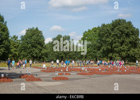 Besucher im ehemaligen KZ "Kamp Westerbork" in der Provinz Drenthe in den Niederlanden Stockfoto