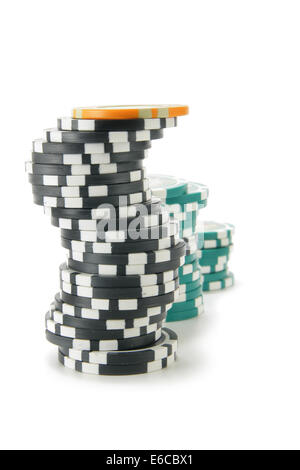 Stapel von Casino-Chips, die auf einem weißen Hintergrund isoliert. Stockfoto
