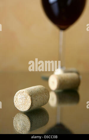 Drei Korken und Glas Rotwein im Hintergrund Stockfoto