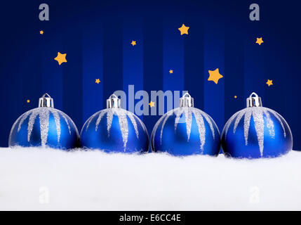 Glitzernde blaue Weihnachtskugeln auf dunklem Hintergrund. Platz für Ihren Text zu kopieren. Stockfoto