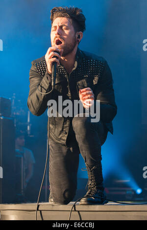 18. August 2014 - Holmdel, New Jersey, USA - Sänger DAVEY HAVOK der Band AFI führt live im PNC Bank Arts Center in Holmdel, New Jersey (Credit-Bild: © Daniel DeSlover/ZUMA Draht) Stockfoto