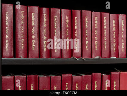 Reihe der roten Kirche Liederbücher Stockfoto