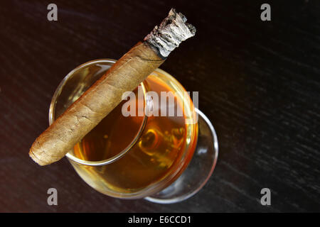 Cognac und einer Zigarre Nahaufnahme. Konzentrieren Sie sich auf die Zigarre. Stockfoto