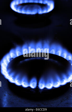 Gasflamme auf Brenner Nahaufnahme auf schwarzem Hintergrund Stockfoto