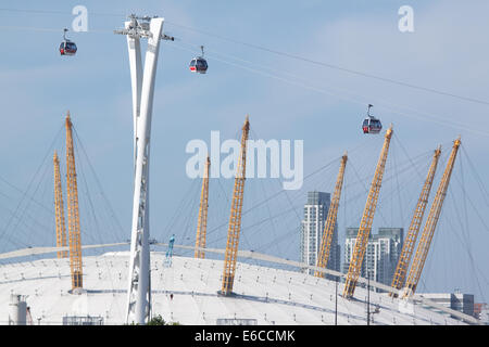 Eine Seilbahn, bekannt als The Emirates Air Line, nachdem es Sponsor ist, überspannt den Fluss Themse neben der O2 Arena, London, UK Stockfoto