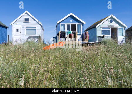 Strandhütten an der Küste Mudeford in Dorset, England, Vereinigtes Königreich Stockfoto