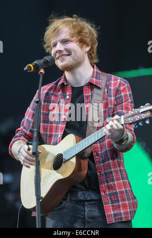 Ed Sheeran erklingt in Hylands Park, Chelmsford, Essex, am Samstag, 16. August, auf dem V Festival. Stockfoto