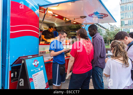 Paris, Frankreich, kleine Menschenmassen, junge Touristen kaufen Take Away Street Food im Outdoor Food Truck, Bibliothèque Gegend, Erwachsene Paare Freizeitvielfalt Stockfoto