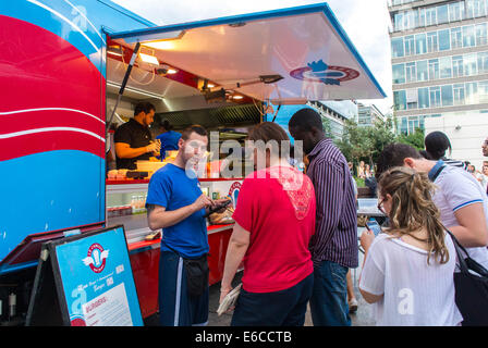 Paris, Frankreich, Junge Touristen kaufen Essen zum Mitnehmen im Outdoor Food Truck, Bibliothèque, Straßenhändler france Truck Stockfoto