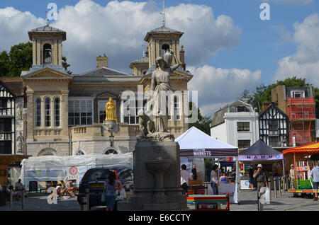 RoyalBorough KingstononThames Marktplatz mit seinen alten Gebäuden und Straße Vermarkter bereitet sich auf Aday der Verkauf & kaufen Stockfoto