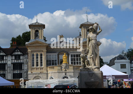 RoyalBorough KingstononThames Marktplatz mit seinen alten Gebäuden und Straße Vermarkter bereitet sich auf Aday der Verkauf & kaufen Stockfoto