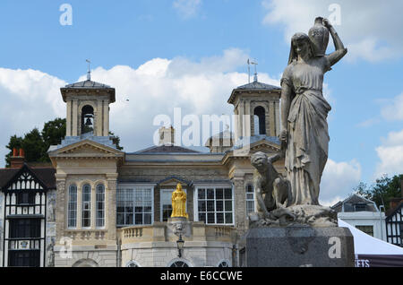 RoyalBorough KingstononThames Marktplatz mit seinen alten Gebäuden und Straße Vermarkter bereitet sich auf Aday der Verkauf & kaufen Stockfoto