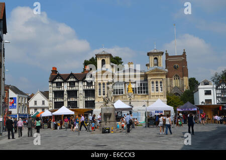 RoyalBorough KingstononThames Marktplatz mit seinen alten Gebäuden und Straße Vermarkter bereitet sich auf Aday der Verkauf & kaufen Stockfoto