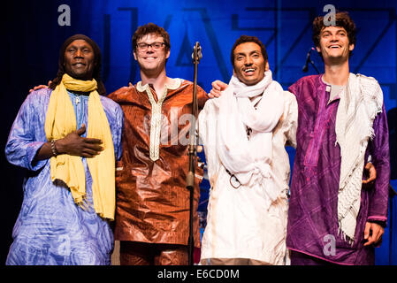 Die Tuareg Singer-Songwriter und Gitarrist Bombino (Omara Moctar) mit Band im Jazzlent, Slowenien, 25. Juni 2014. Stockfoto