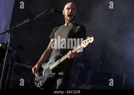 18. August 2014 - Holmdel, New Jersey, USA - Bassist HUNTER BURGAN der Band AFI führt live im PNC Bank Arts Center in Holmdel, New Jersey (Credit-Bild: © Daniel DeSlover/ZUMA Draht) Stockfoto