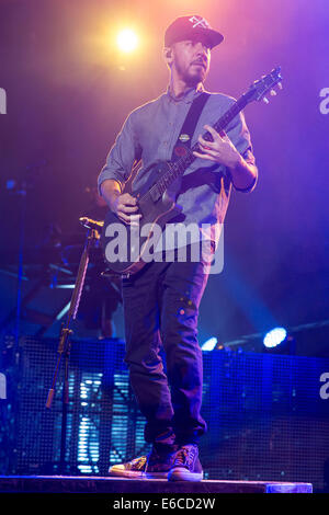 18. August 2014 - Holmdel, New Jersey, USA - Musiker MIKE SHINODA der Band Linkin Park führt live im PNC Bank Arts Center in Holmdel, New Jersey (Credit-Bild: © Daniel DeSlover/ZUMA Draht) Stockfoto