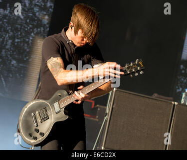 18. August 2014 - Holmdel, New Jersey, USA - JADE PUGET Gitarrist der Band AFI führt live im PNC Bank Arts Center in Holmdel, New Jersey (Credit-Bild: © Daniel DeSlover/ZUMA Draht) Stockfoto