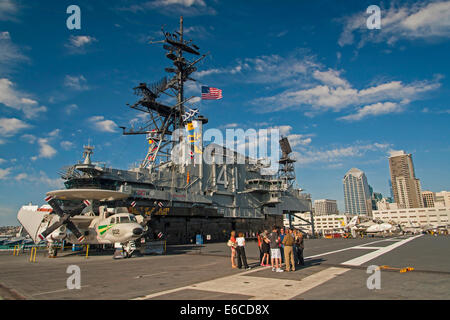 USA, Kalifornien, San Diego. Die amerikanische Flagge und Flugzeug auf dem Deck der pensionierte Flugzeugträger USS Midway. Stockfoto