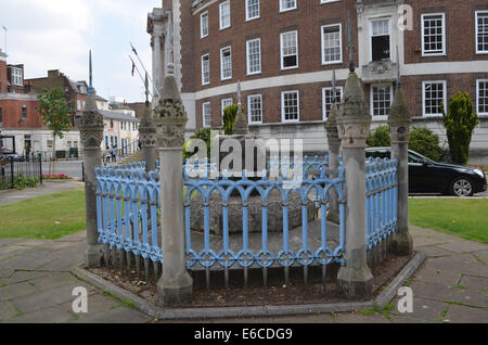 RoyalBorough KingstononThames Marktplatz mit seinen alten Gebäuden und Straße Vermarkter bereitet sich auf Aday der Verkauf & kaufen Stockfoto