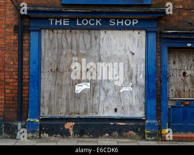 Der Lock-Shop geschlossen und mit Brettern vernagelt in Congleton UK Stockfoto