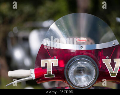 Lambretta TV Scooter Griffe Bars und Frontscheibe Stockfoto