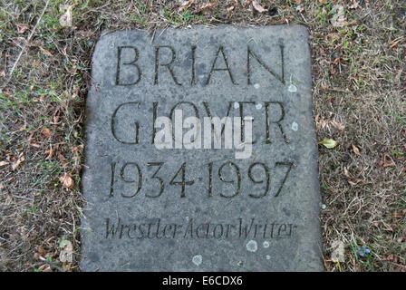 Grab der Wrestler, Schauspieler und Schriftsteller Brian Glover in der Brompton Cemetery in London, England Stockfoto