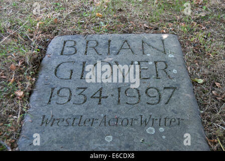 Grab der Wrestler, Schauspieler und Schriftsteller Brian Glover in der Brompton Cemetery in London, England Stockfoto