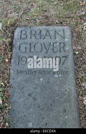 Grab der Wrestler, Schauspieler und Schriftsteller Brian Glover in der Brompton Cemetery in London, England Stockfoto