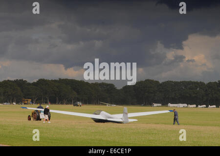 Ringmer, East Sussex, UK. 20. August 2014. Gutes Wetter mit der Aussicht auf Thermik gleiten, wie dunkle Wolken im East Sussex Gliding Club Bereich Rock. © Kredit: David Burr/Alamy Live-Nachrichten Stockfoto