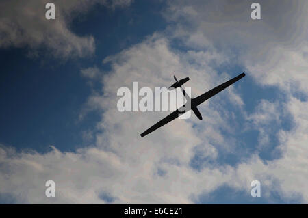 Ringmer, East Sussex, UK. 20. August 2014. Gutes Wetter mit der Aussicht auf Thermik gleiten, wie dunkle Wolken im East Sussex Gliding Club Bereich Rock. © Kredit: David Burr/Alamy Live-Nachrichten Stockfoto