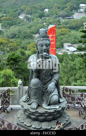 Eines der sechs Divas, bekannt als "Das Angebot der sechs Diven"; Bronze Statuen an der Tian Tan Buddha, Lantau Island, Hong Kong Stockfoto