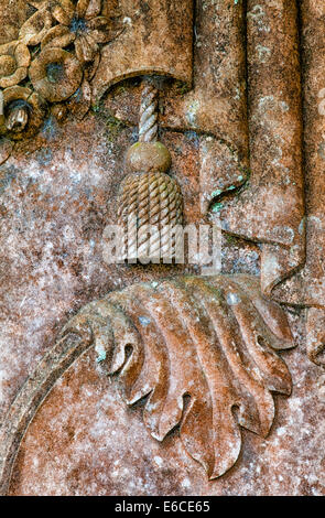 USA, Georgia, Savannah, Grabsteine mit Flechten auf Bonaventure Cemetery. Stockfoto