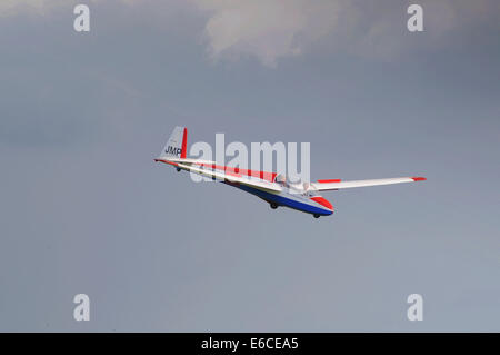 Ringmer, East Sussex, UK. 20. August 2014. Gutes Wetter mit der Aussicht auf Thermik gleiten, wie dunkle Wolken im East Sussex Gliding Club Bereich Rock. © Kredit: David Burr/Alamy Live-Nachrichten Stockfoto