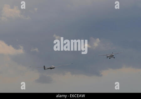 Ringmer, East Sussex, UK. 20. August 2014. Gutes Wetter mit der Aussicht auf Thermik gleiten, wie dunkle Wolken im East Sussex Gliding Club Bereich Rock. © Kredit: David Burr/Alamy Live-Nachrichten Stockfoto