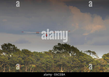 Ringmer, East Sussex, UK. 20. August 2014. Gutes Wetter mit der Aussicht auf Thermik gleiten, wie dunkle Wolken im East Sussex Gliding Club Bereich Rock. © Kredit: David Burr/Alamy Live-Nachrichten Stockfoto