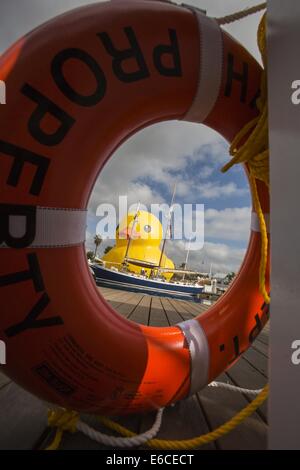 Los Angeles, Kalifornien, USA. 20. August 2014. Eine riesige Gummiente, die Idee des niederländischen Künstlers Florentijn Hofman sechs-Geschichte-große schwimmende "Rubber Duck" Skulptur, Pässe unter der Vincent Thomas Bridge, Ankunft am Hafen von Los Angeles, Mittwoch, 20. August 2014. Bildnachweis: Ringo Chiu/ZUMA Draht/Alamy Live-Nachrichten Stockfoto