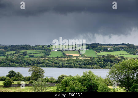Gewitterwolken nähert sich über die Renfrewshire Landschaft und Schloss Semple Loch, Schottland, UK Stockfoto