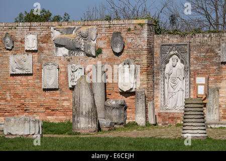 Ziegelwand hinter Torcello-Museum mit alten Relief-Skulpturen und Säulen auf der Insel Torcello in der Lagune von Venedig. Stockfoto